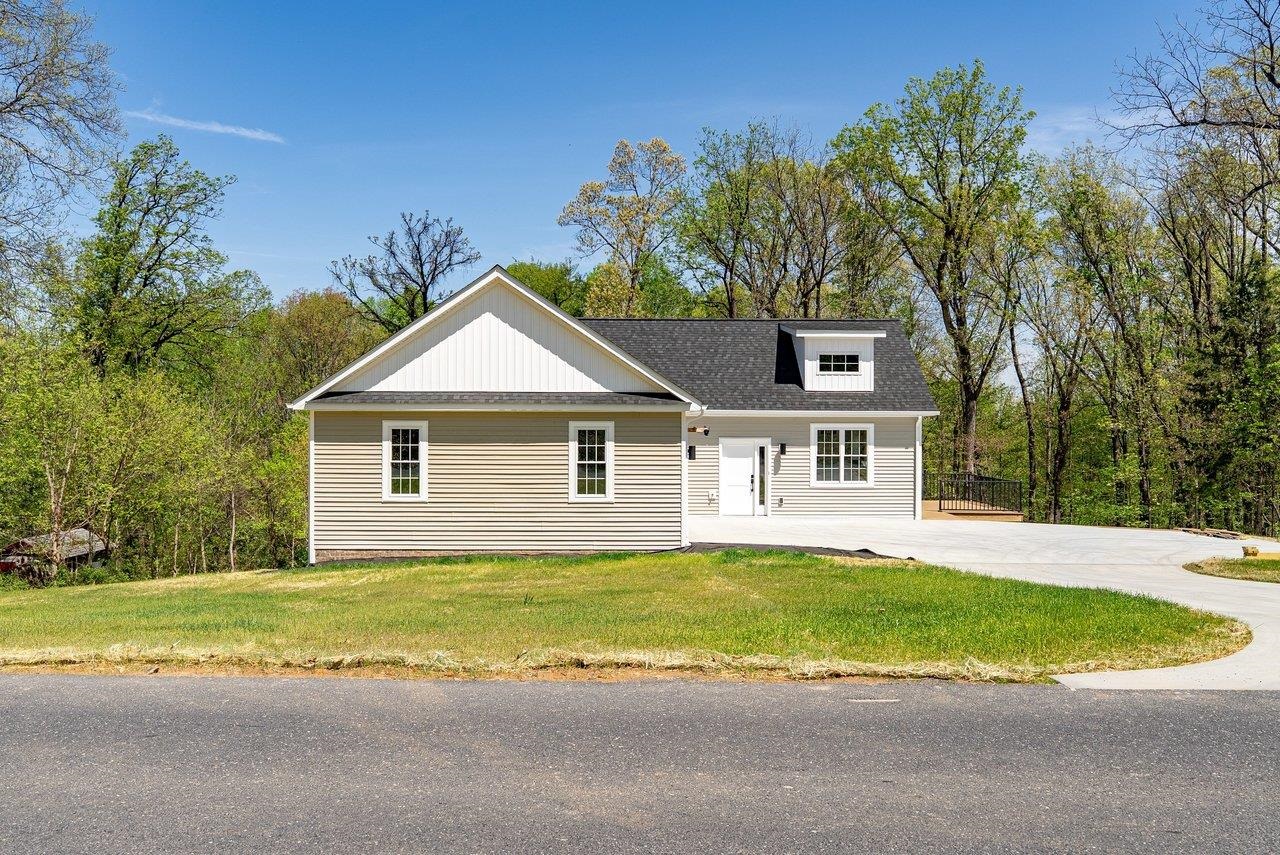1378 Melrose Road Harrisonburg, VA 22802 - Photo 7 of 75 a front view of a house with a yard and garage