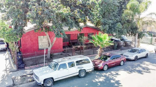 a view of a house with backyard and sitting area