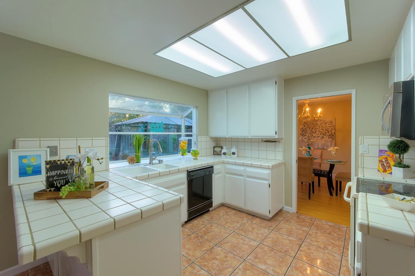 664 New Compton Drive San Jose, CA 95136 - Photo 16 of 26 a kitchen that has a lot of cabinets in it