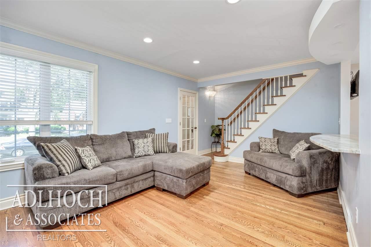 1777 Hampton Road Grosse Pointe, MI 48236 - Photo 9 of 26 50086314-9.JPG