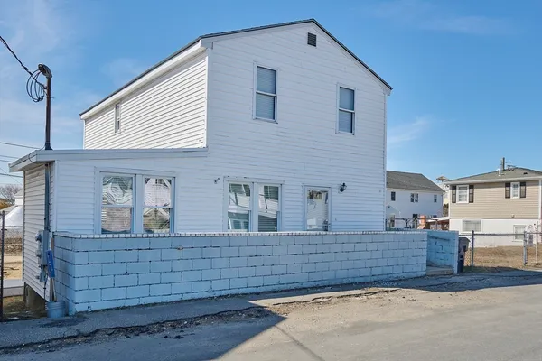 $3,500 | 76 Railroad Avenue, Unit 1, Salisbury, MA 01952