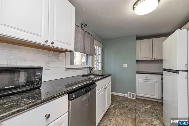 $3,400 | 103 Upper Lakeview Avenue, Ringwood, NJ 07456