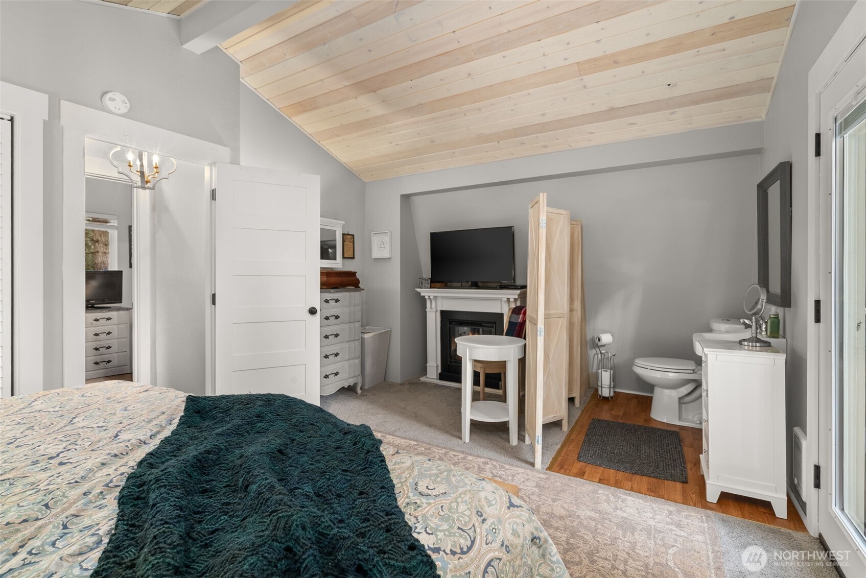 2800 East Phillips Lake Loop Road Shelton, WA 98584 - Photo 16 of 40 a bedroom with a bed and a flat screen tv