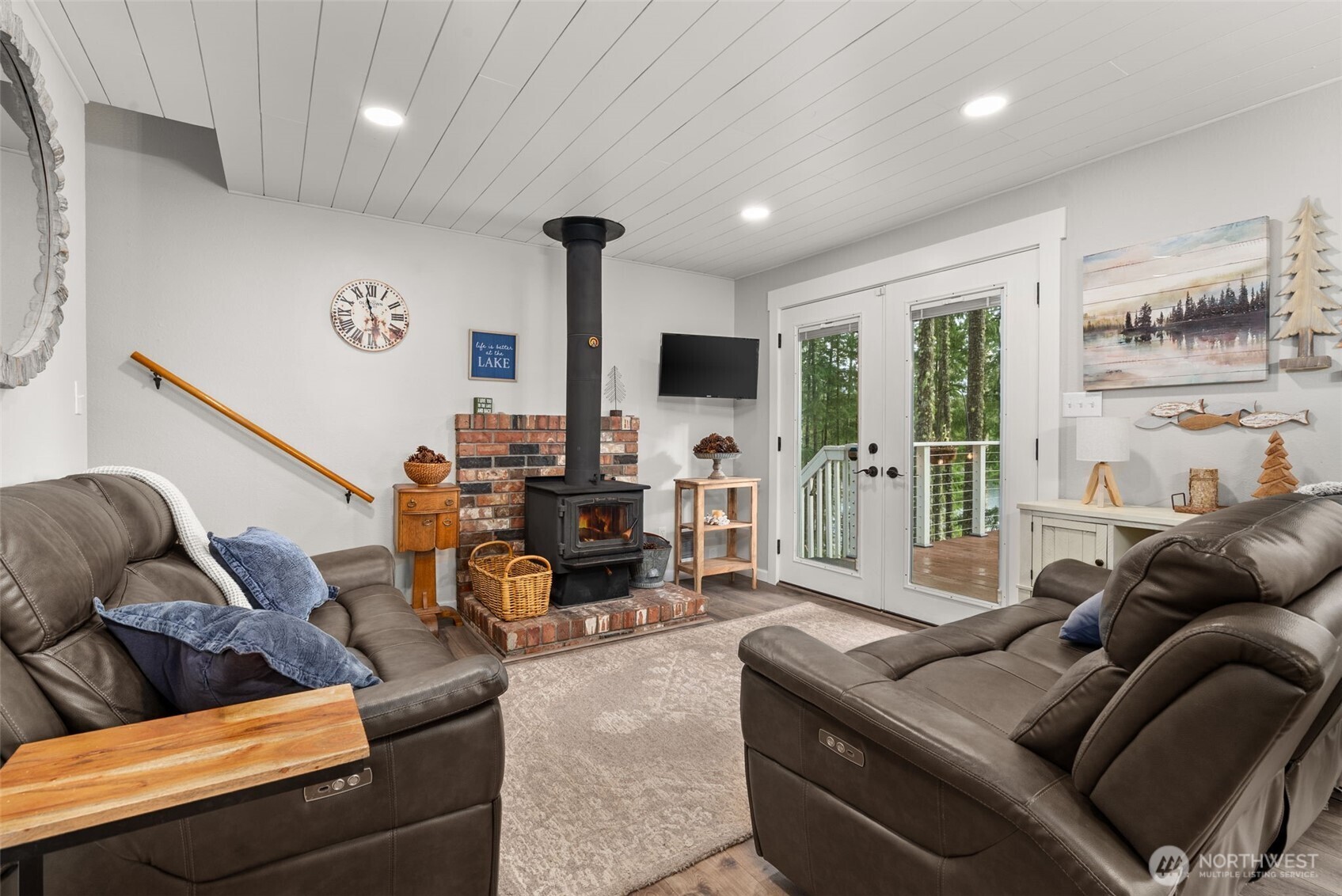 2800 East Phillips Lake Loop Road Shelton, WA 98584 - Photo 5 of 40 a living room with furniture