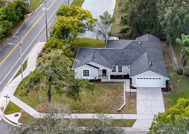 a view of a house with a yard