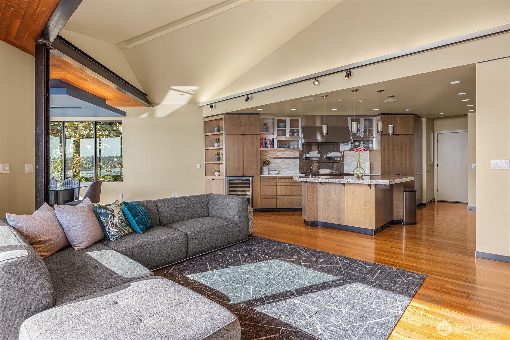 7703 West Mercer Way Mercer Island, WA 98040 - Photo 12 of 37