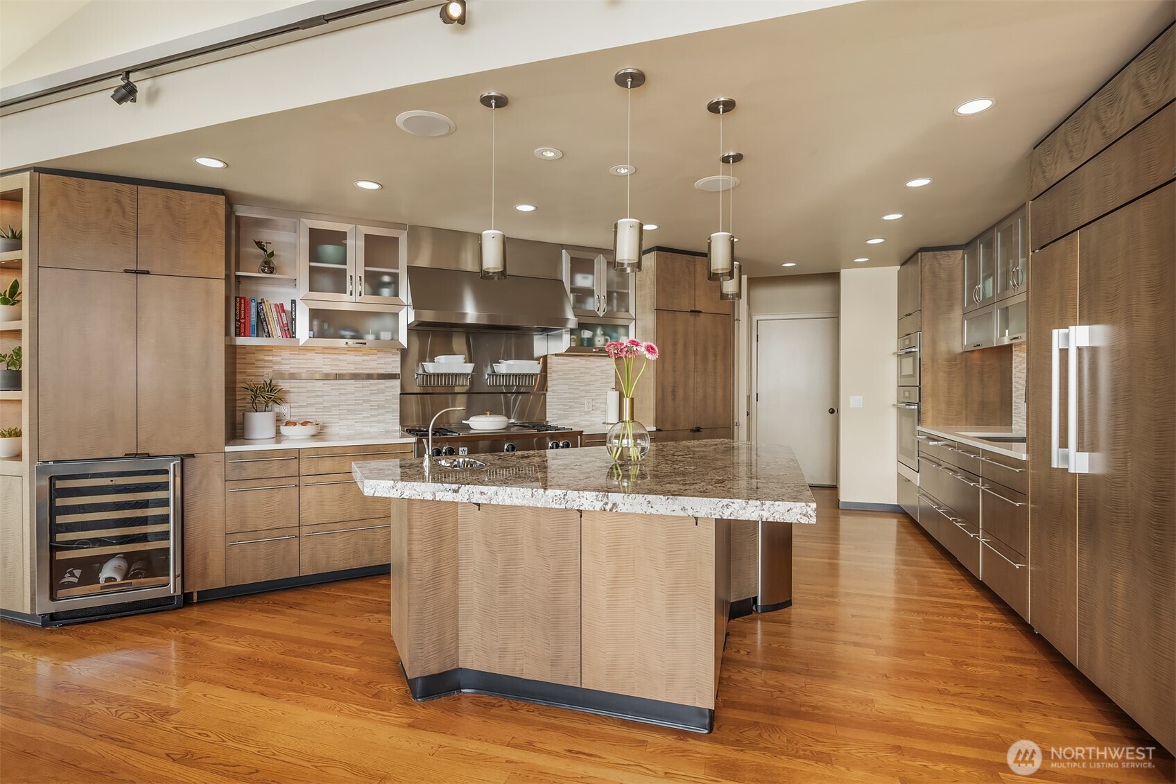 7703 West Mercer Way Mercer Island, WA 98040 - Photo 13 of 37