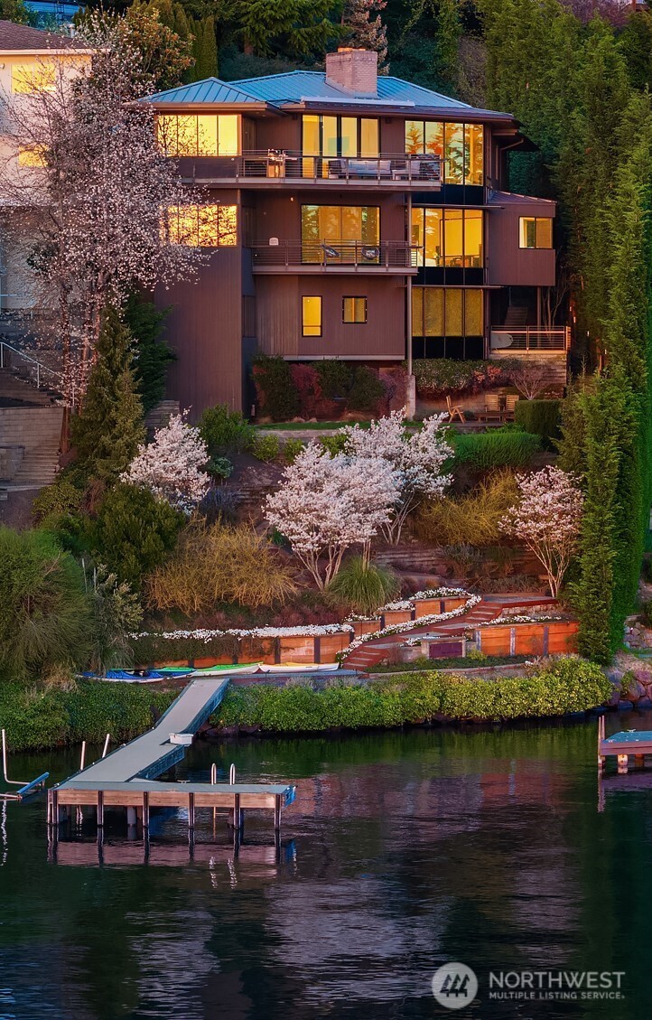 7703 West Mercer Way Mercer Island, WA 98040 - Photo 2 of 37