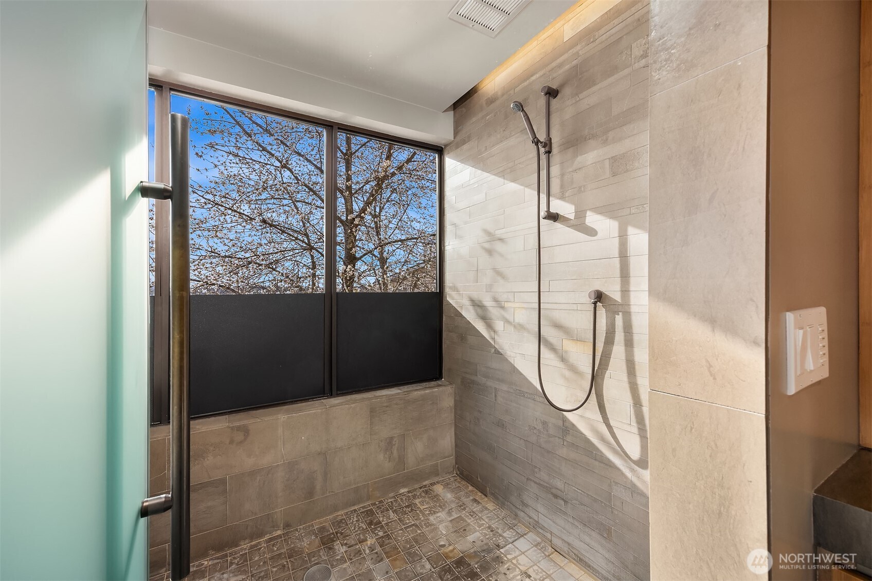 7703 West Mercer Way Mercer Island, WA 98040 - Photo 22 of 37