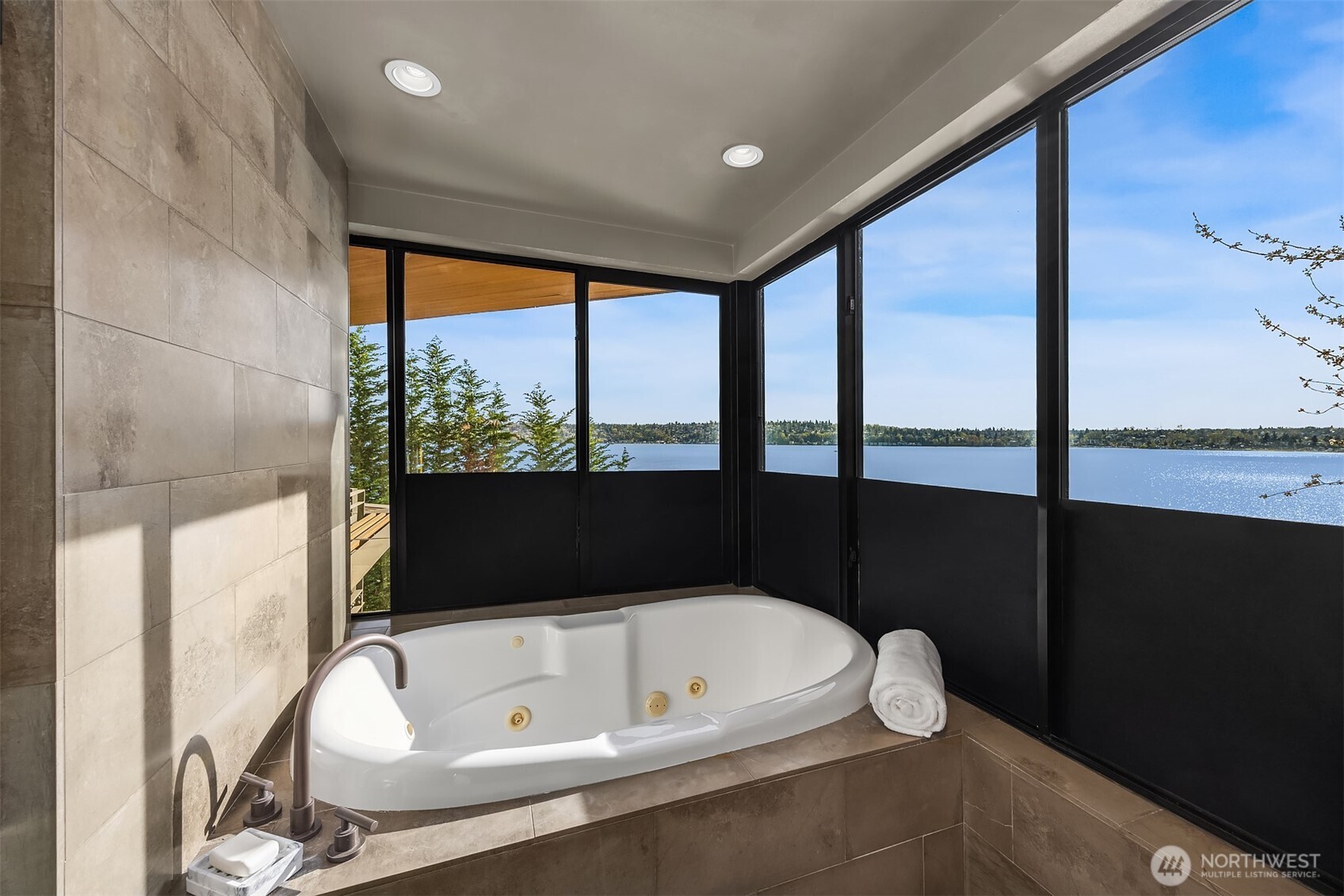 7703 West Mercer Way Mercer Island, WA 98040 - Photo 23 of 37