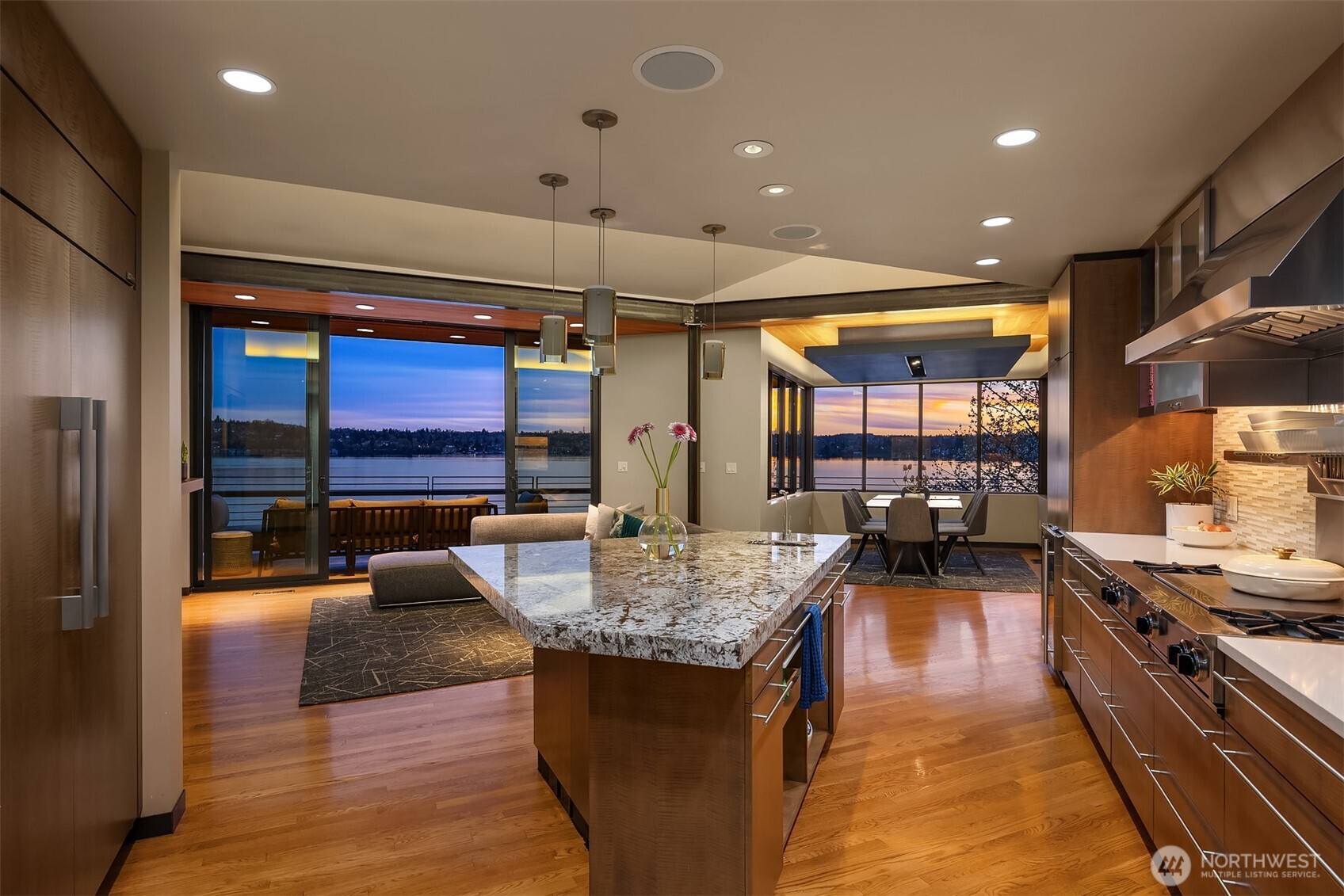 7703 West Mercer Way Mercer Island, WA 98040 - Photo 4 of 37