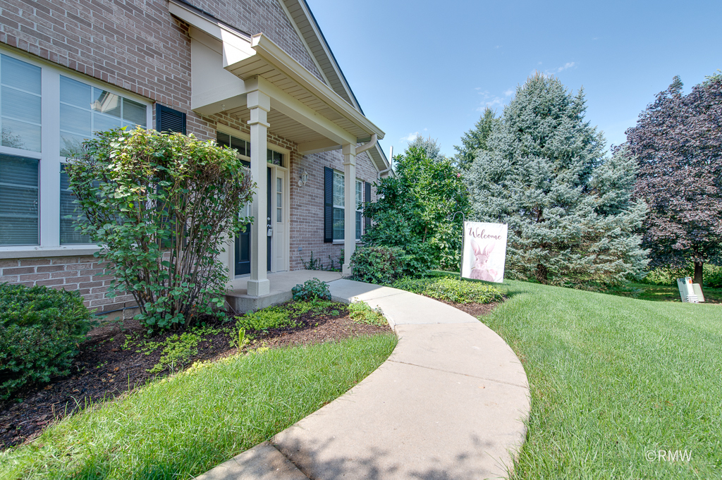 981 Oak Ridge Boulevard Elgin, IL 60120 - Photo 3 of 46 Gallery Image 3