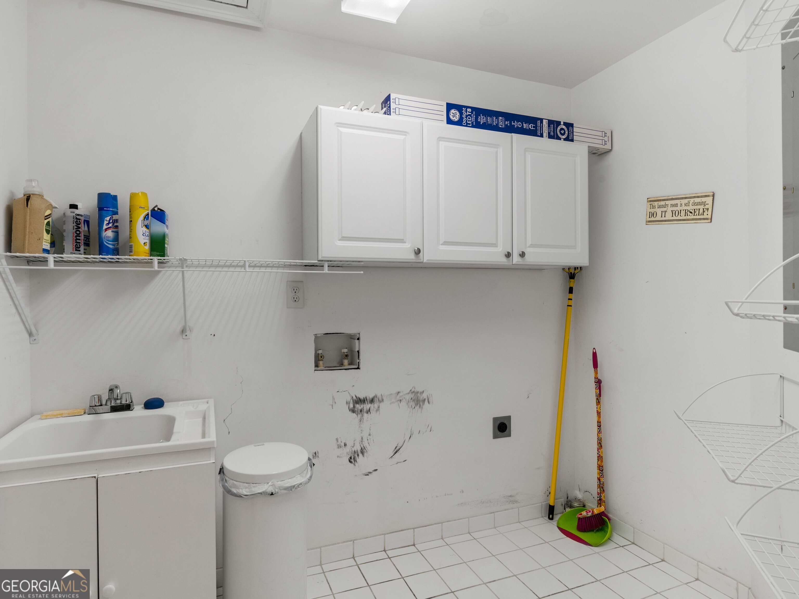 4101 West Ellis Road Griffin, GA 30223 - Photo 63 of 100 a bathroom with a sink a toilet and a tub