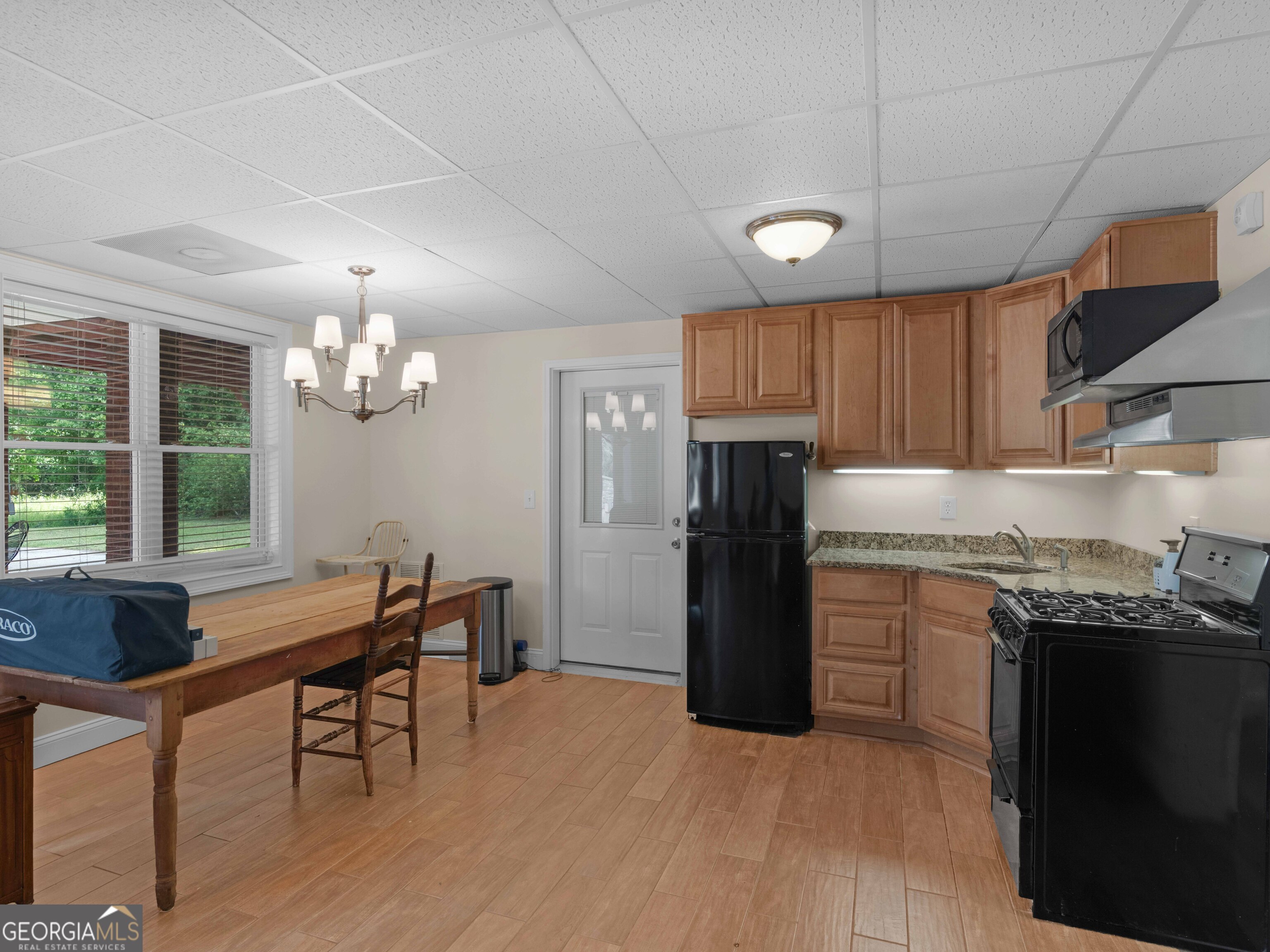 4101 West Ellis Road Griffin, GA 30223 - Photo 84 of 100 a kitchen with granite countertop cabinets and refrigerator