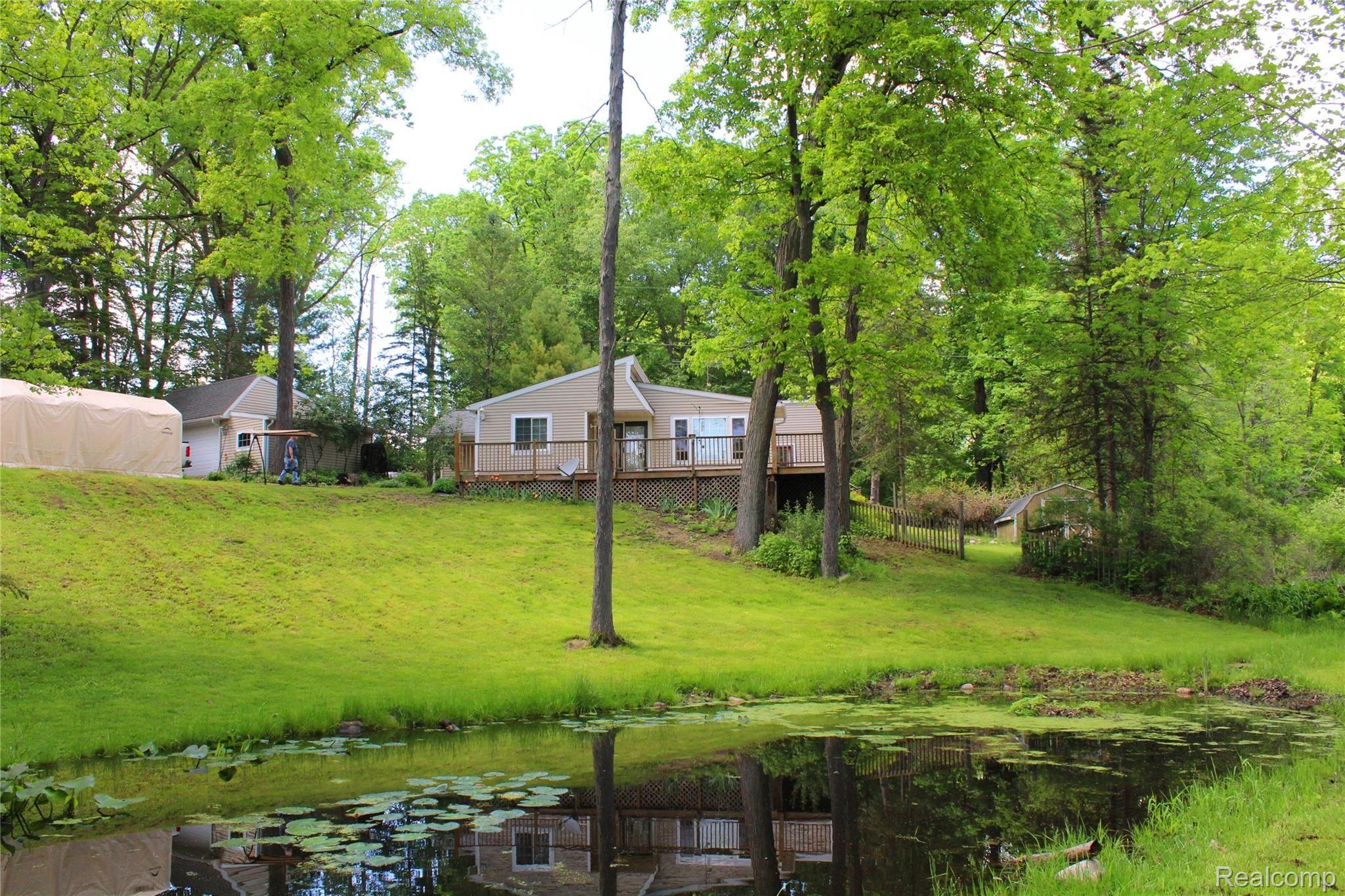 6282 Green Road Fenton, MI 48430 - Photo 2 of 55 IMG_4079.JPG