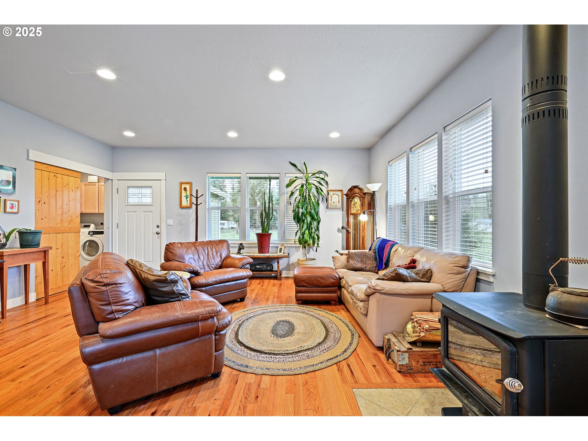 81645 Lost Creek Road Dexter, OR 97431 - Photo 13 of 44 Living Room
