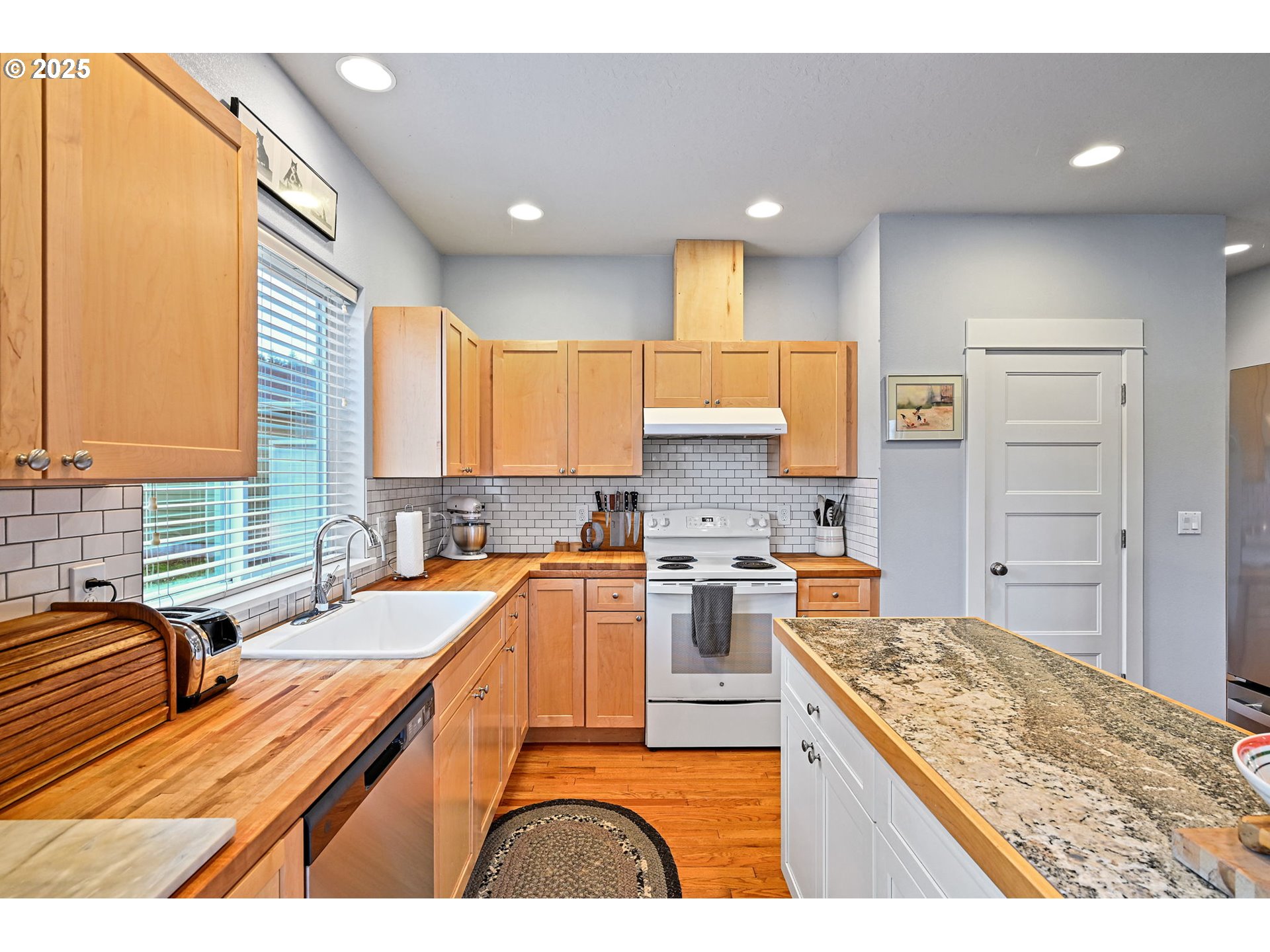 81645 Lost Creek Road Dexter, OR 97431 - Photo 20 of 44 Kitchen