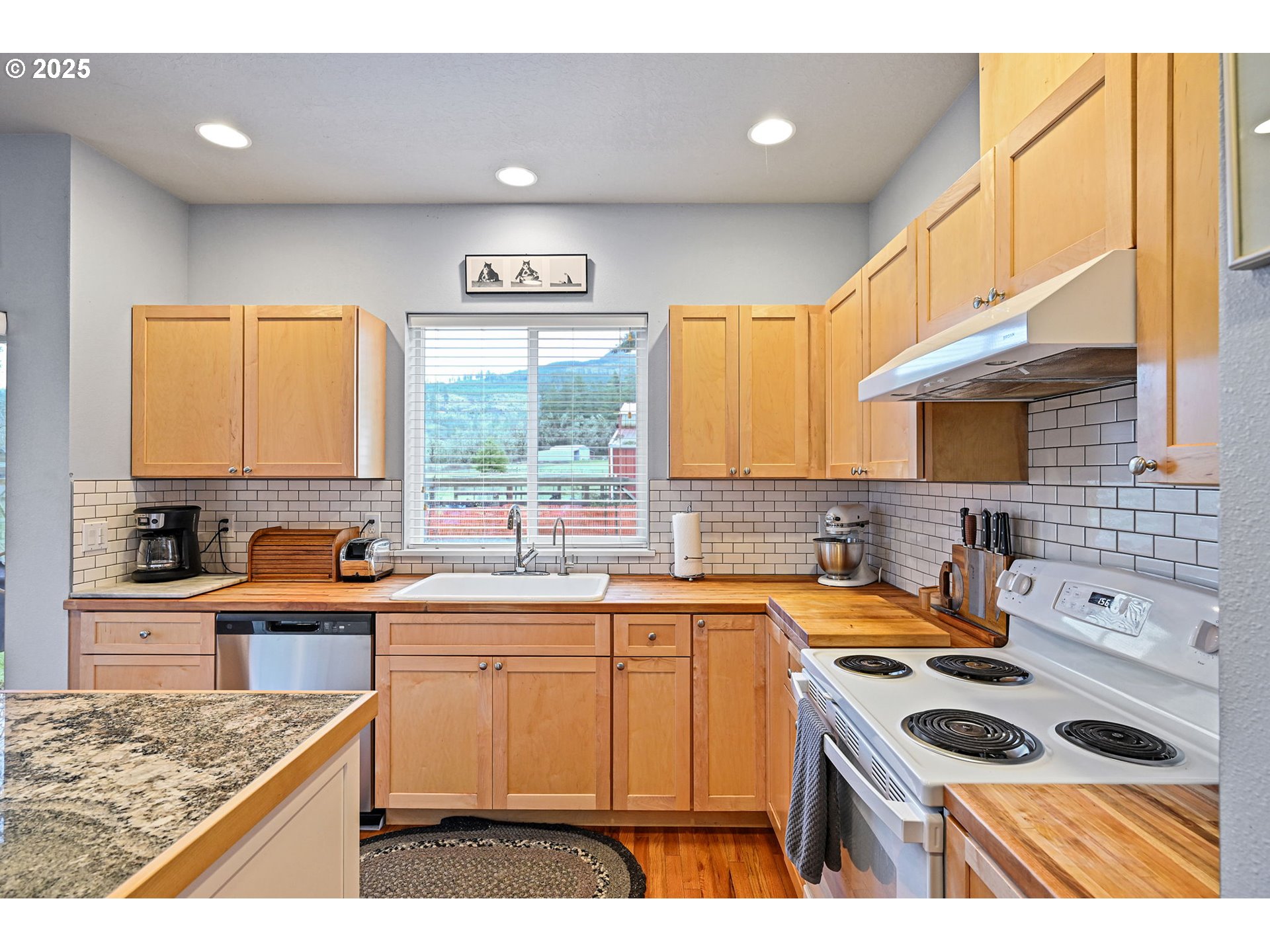 81645 Lost Creek Road Dexter, OR 97431 - Photo 22 of 44 Kitchen