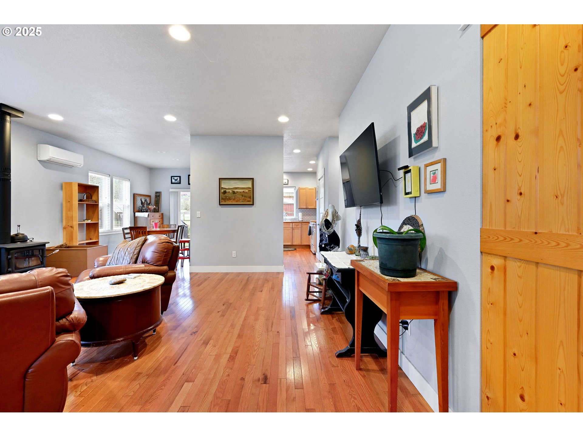 81645 Lost Creek Road Dexter, OR 97431 - Photo 10 of 44 Living Room
