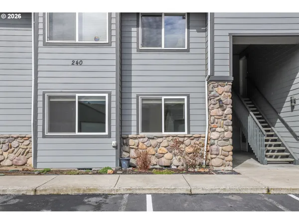 $370,000 | 240 Lone Pine Lane, Unit 5, The Dalles, OR 97058