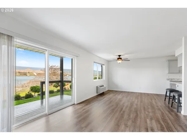 $370,000 | 240 Lone Pine Lane, Unit 5, The Dalles, OR 97058