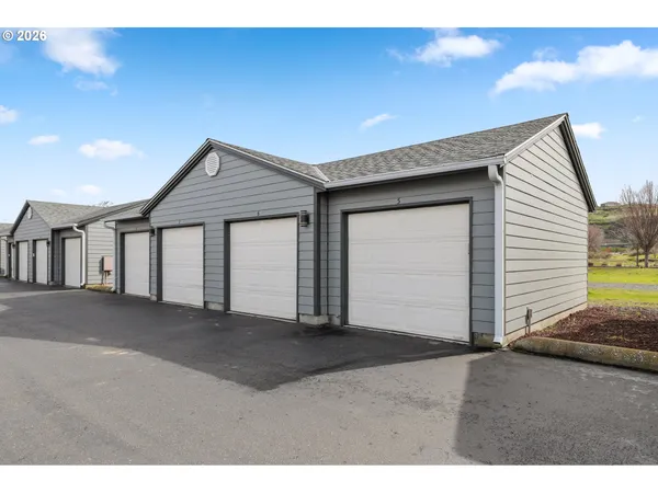 $370,000 | 240 Lone Pine Lane, Unit 5, The Dalles, OR 97058