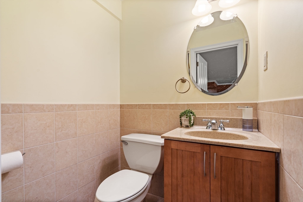 216 Rangeway Road, Unit 182 Billerica, MA 01862 - Photo 20 of 42 a bathroom with a toilet a sink and mirror