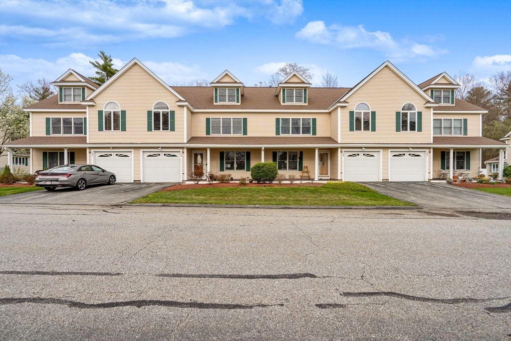 216 Rangeway Road, Unit 182 Billerica, MA 01862 - Photo 3 of 42 a front view of a residential apartment building with a yard