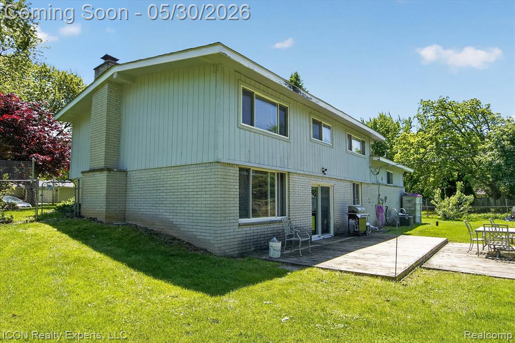 1869 Middle Trail Road Walled Lake, MI 48390 - Photo 40 of 46