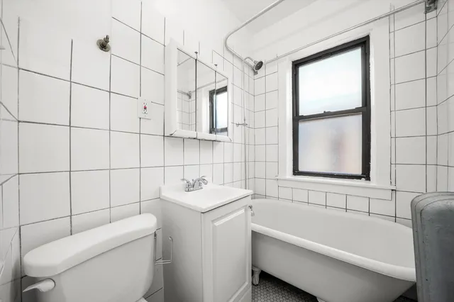 $1,350 | 3300 West Schubert Avenue, Unit 1C, Chicago, IL 60647