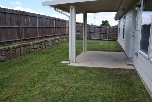 a view of front of a house with a yard