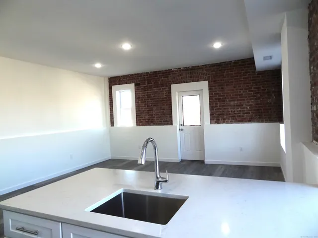 $1,995 | 2806 Fairfield Avenue, Unit 301, Bridgeport, CT 06605