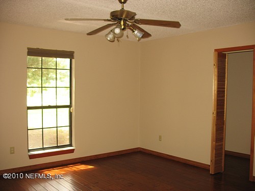 75122 Edwards Road Yulee, FL 32097 - Photo 4 of 8 an empty room with a window
