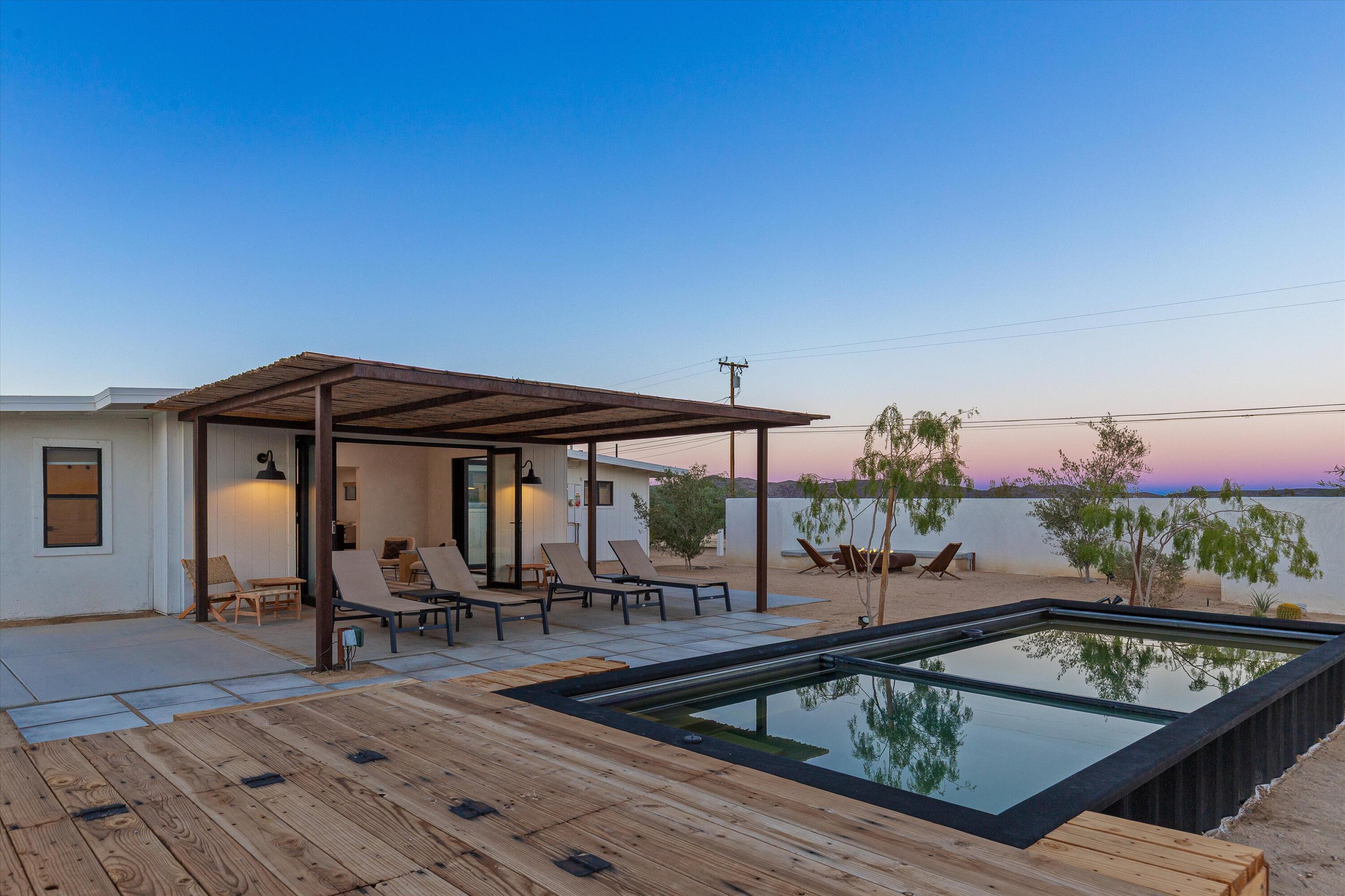 4610 Sunkist Road Joshua Tree, CA 92252 - Photo 34 of 55 a view of a chairs and table in the patio