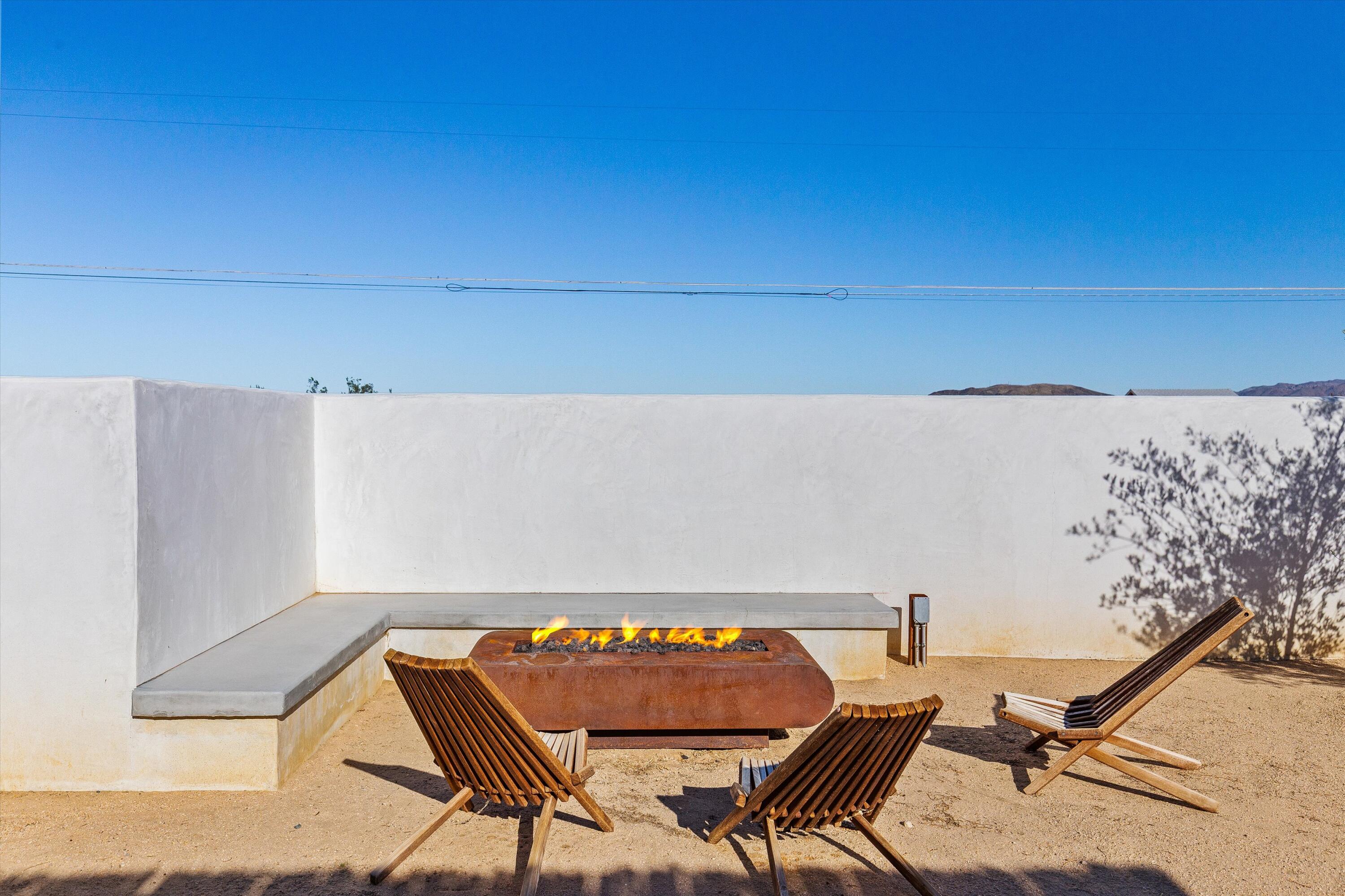 4610 Sunkist Road Joshua Tree, CA 92252 - Photo 36 of 55 a view of a lounge chair and table in the kitchen