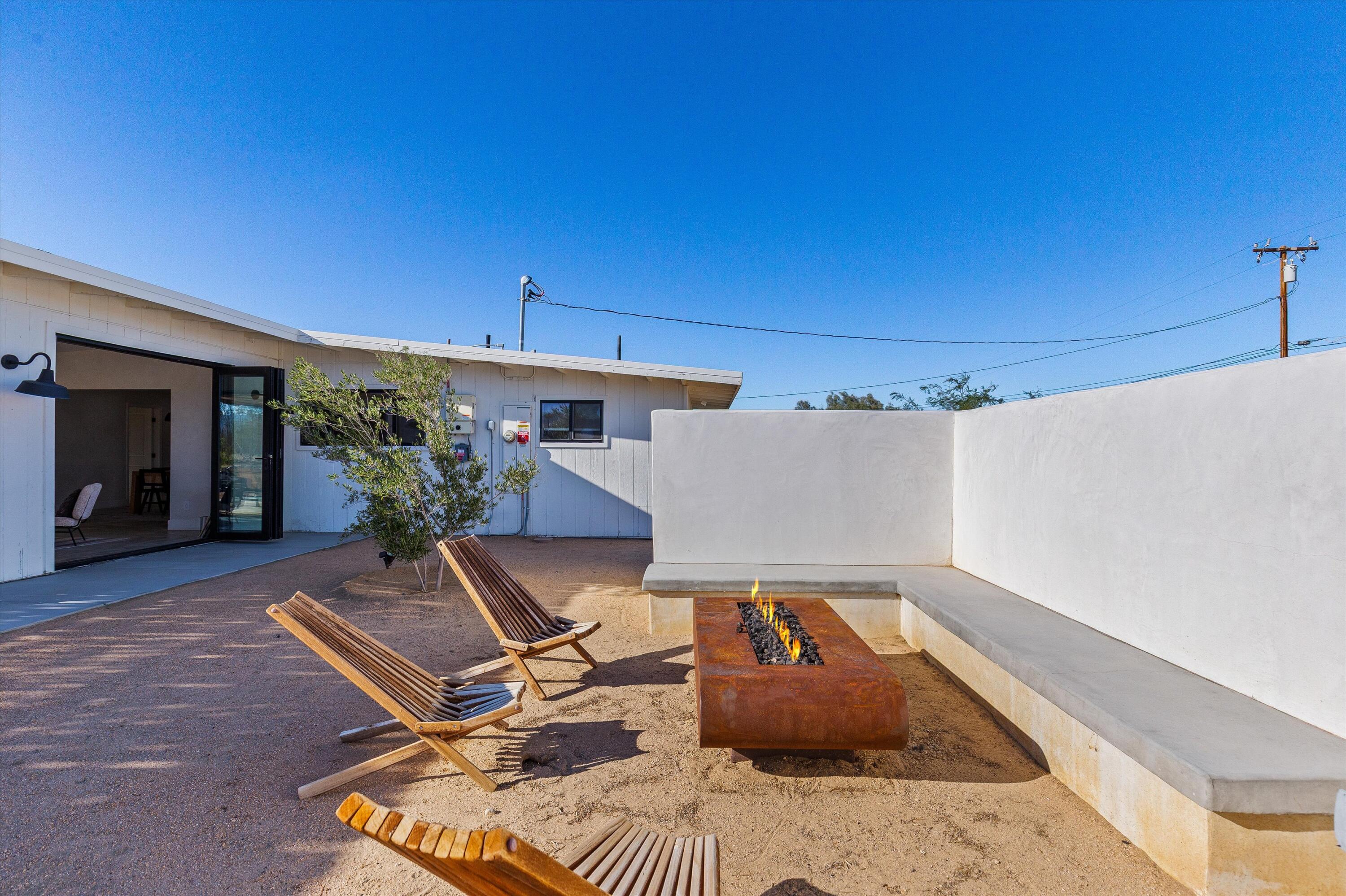 4610 Sunkist Road Joshua Tree, CA 92252 - Photo 37 of 55 a room with furniture and potted plants