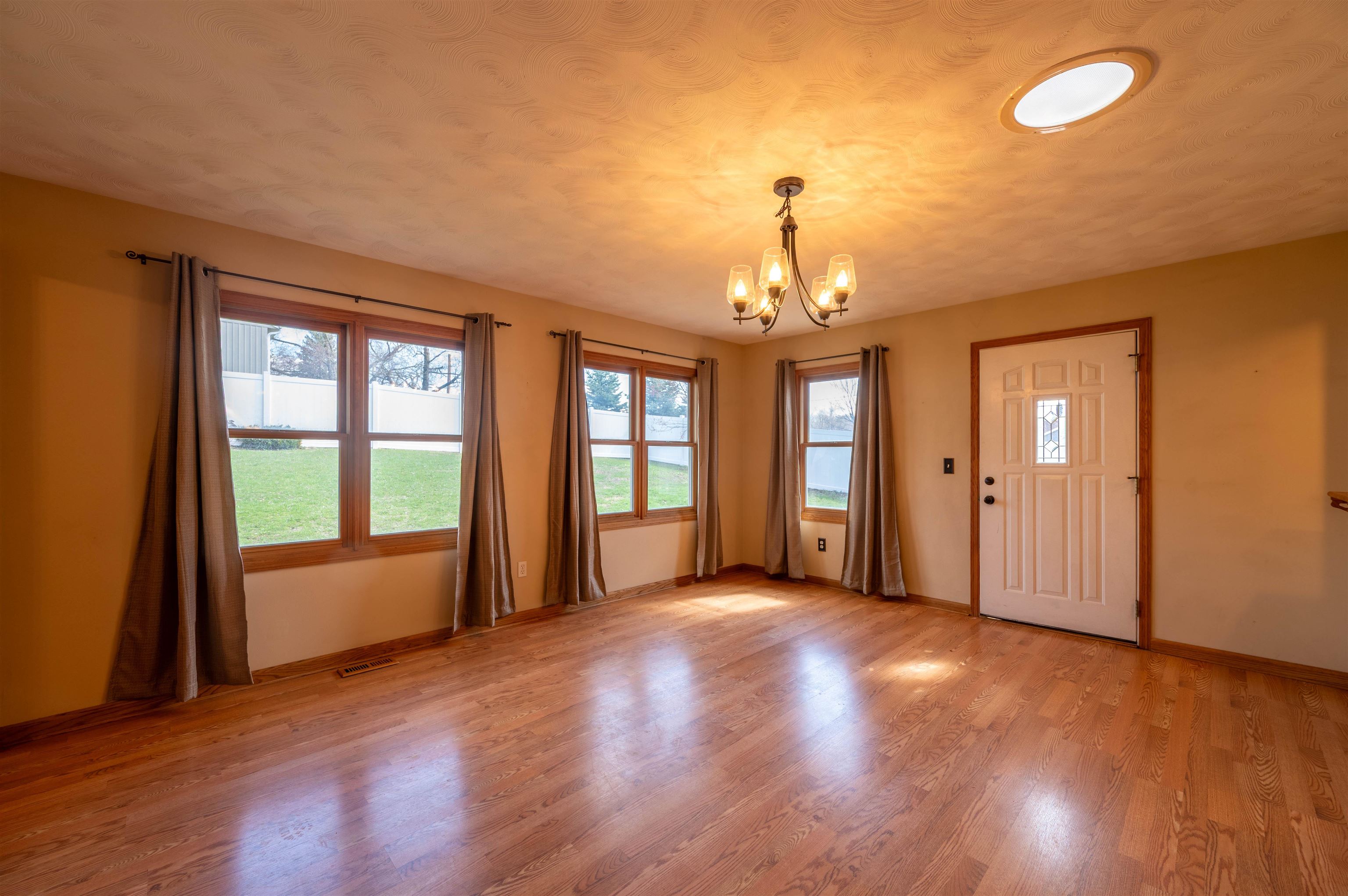 1018 Tee Street Dixon, IL 61021 - Photo 6 of 30