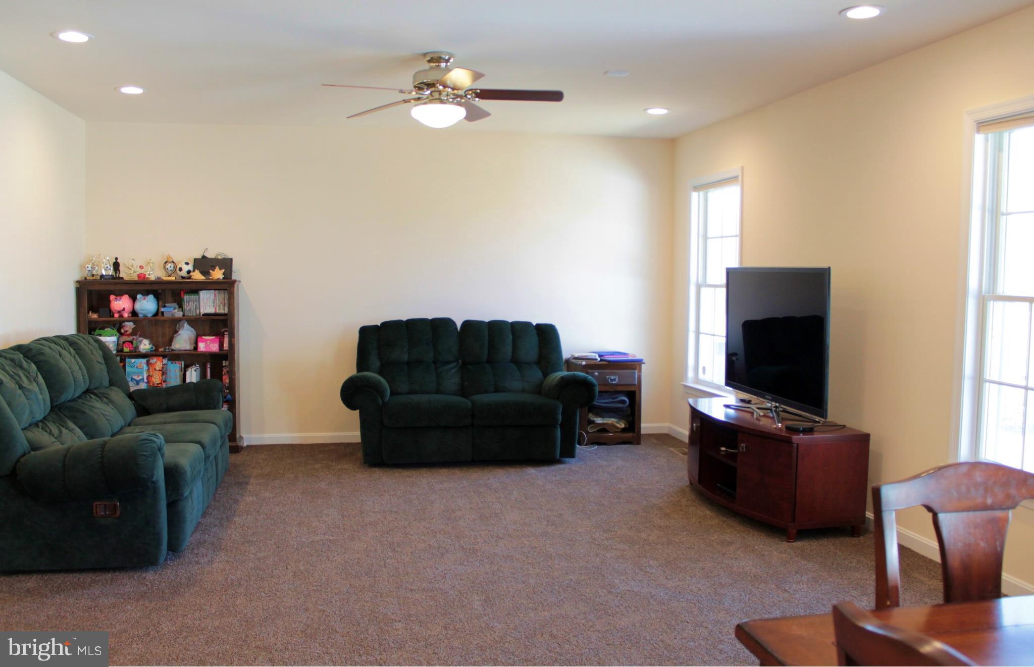 23934 Foxville Road Smithsburg, MD 21783 - Photo 16 of 30 Living Room