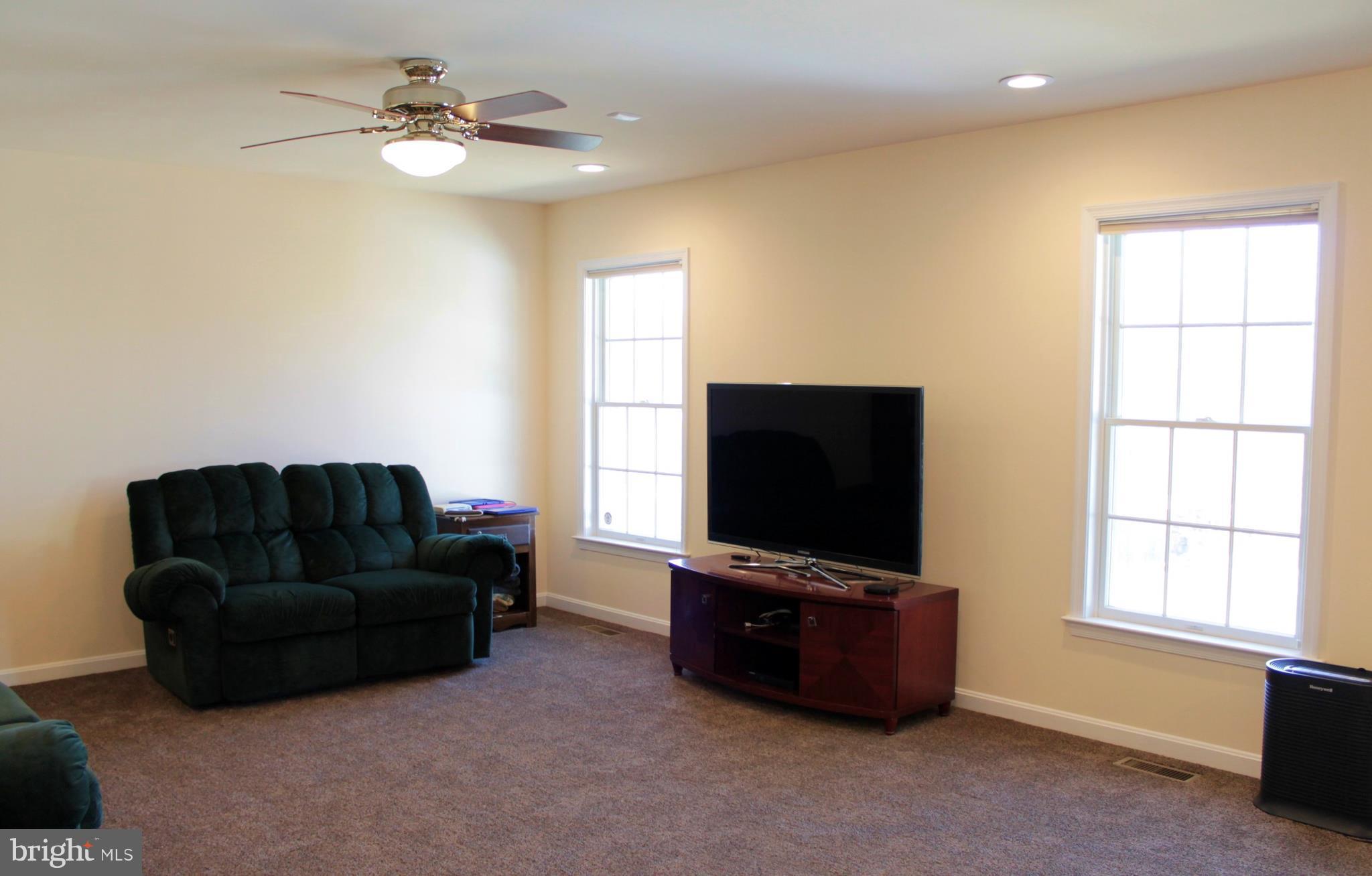 23934 Foxville Road Smithsburg, MD 21783 - Photo 17 of 30 Living Room