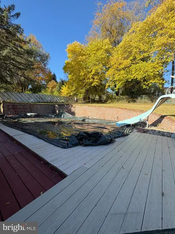 a bed room with a bed