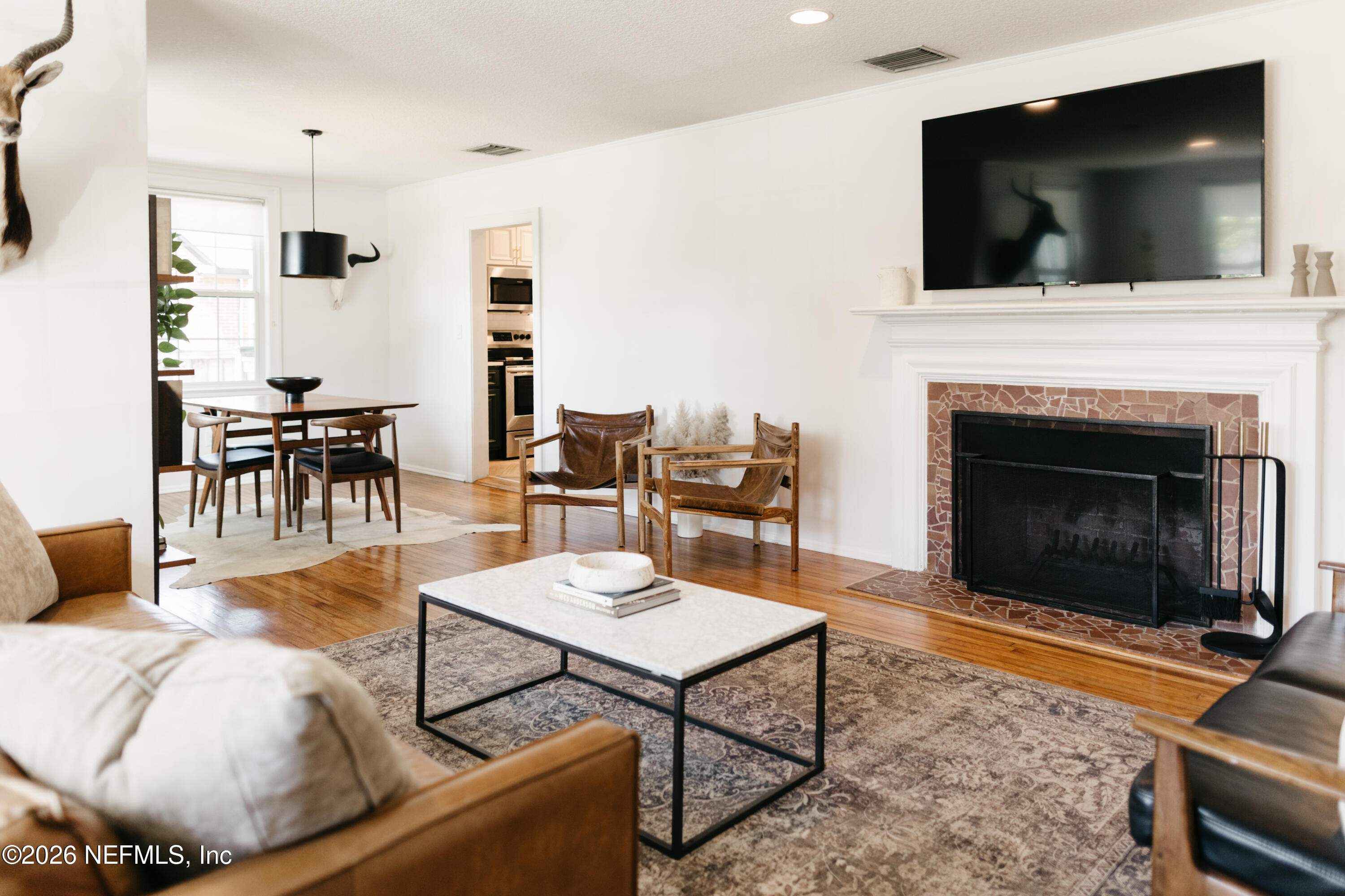 1063 South Shores Road Jacksonville, FL 32207 - Photo 9 of 36 Living Room