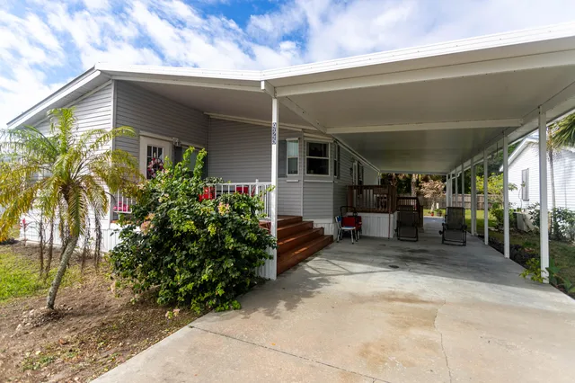 a view of a house with backyard
