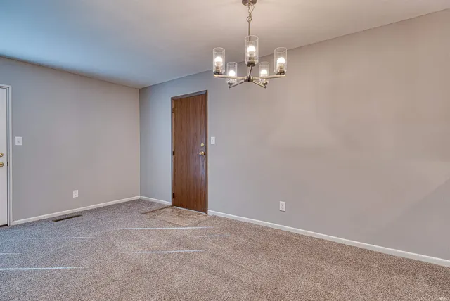 $182,900 | 1831 Chickasaw Drive, Evansville, IN 47715