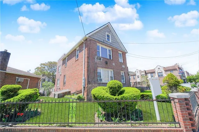a view of a house with a yard and plants