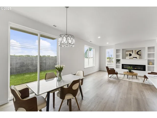 a view of a livingroom with furniture window and outside view