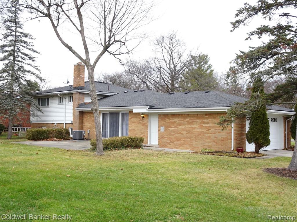32015 Farmersville Road Farmington Hills, MI 48334 - Photo 3 of 57