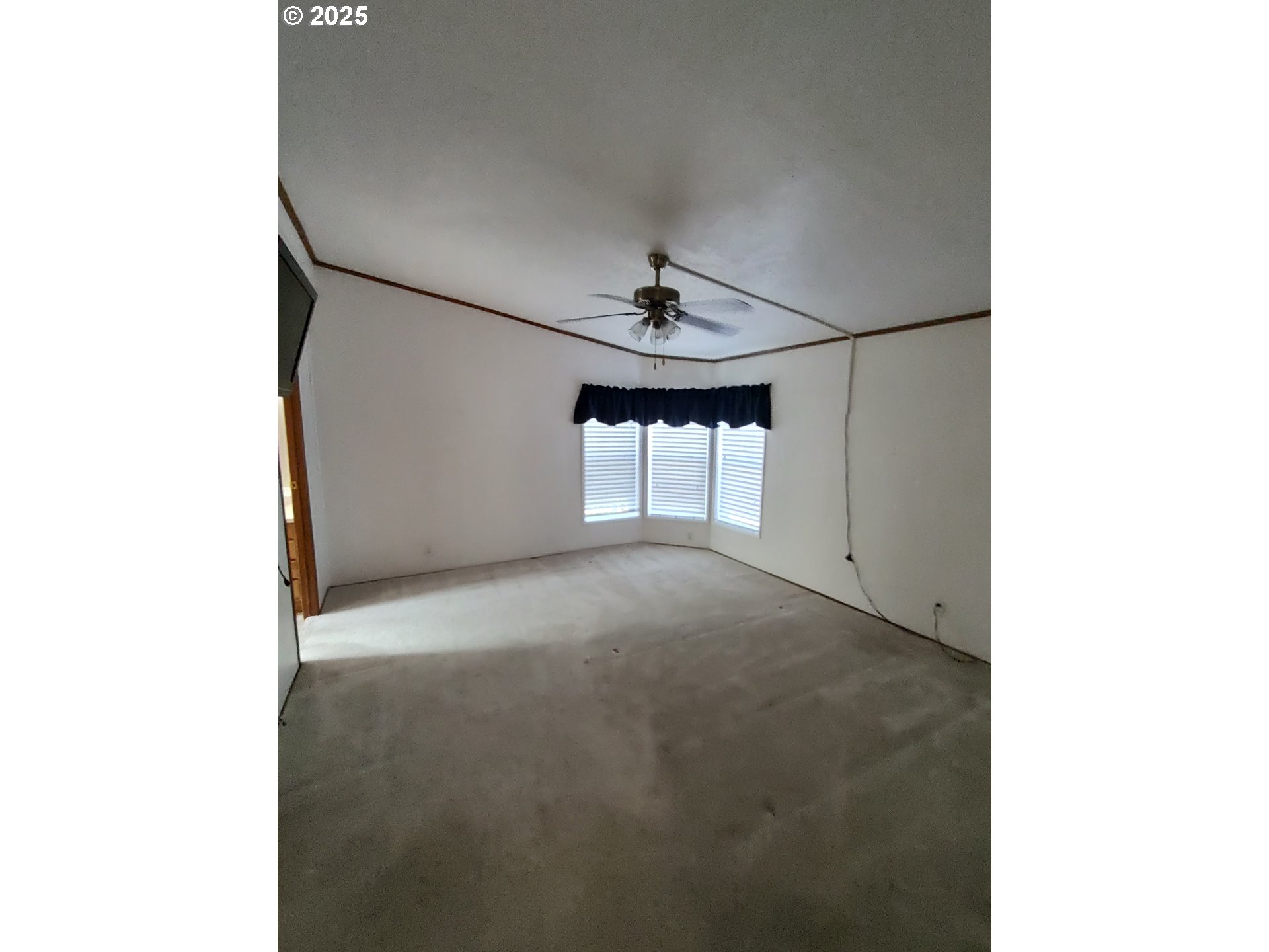 32062 Peppermint Lane Eugene, OR 97408 - Photo 6 of 8 a view of a garage