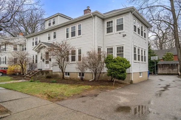 a view of a house with a yard