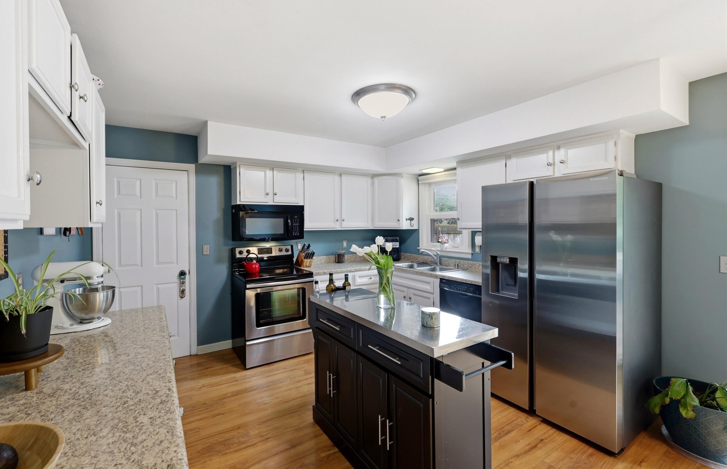 3308 Crown Crest Road Lexington, KY 40517 - Photo 10 of 29 Full complement of SS appliances.