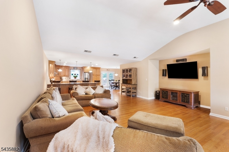 8 Robin Road Somerville, NJ 08876 - Photo 4 of 32